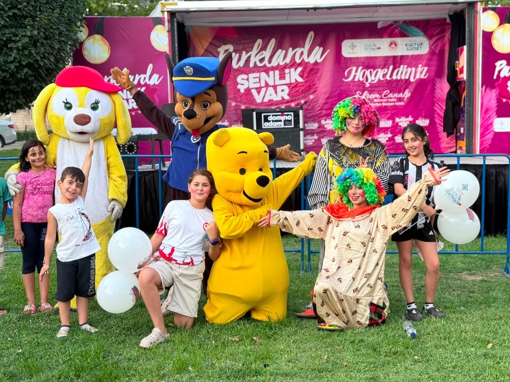 Parklarda Şenlik Var — maskotlar ve palyaço gösterileri, Domino Adam